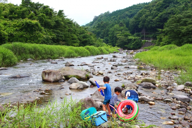 河原で遊ぶ子ども2人