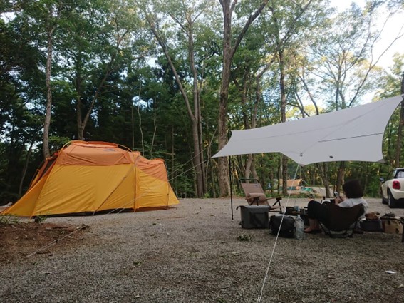 PICA相模「Gokuraku base」施設で設営されたテント（左）とタープ（右）