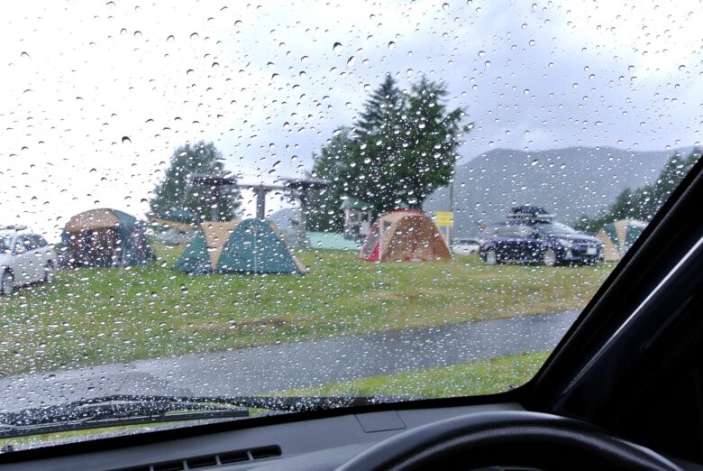 車窓から見る雨の日のキャンプ場